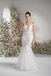 Trumpet/Mermaid Spaghetti Strap V-Neck Beading Tulle Wedding Dress with Court Train