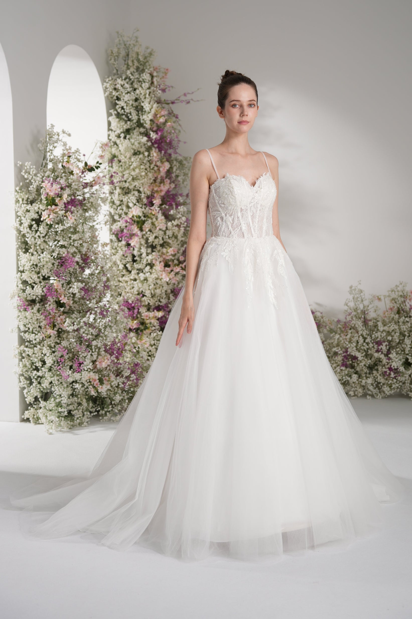 A-line Spaghetti Strap Sweetheart Sleeveless Lace Elegant Wedding Dress With Court Train