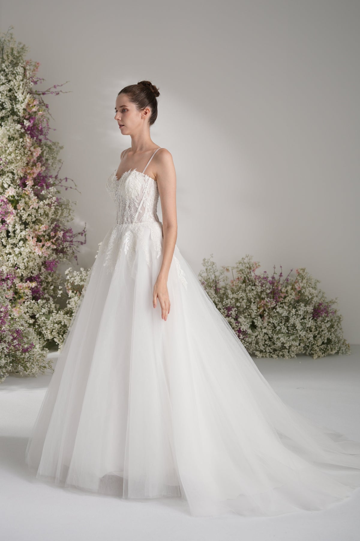 A-line Spaghetti Strap Sweetheart Sleeveless Lace Elegant Wedding Dress With Court Train