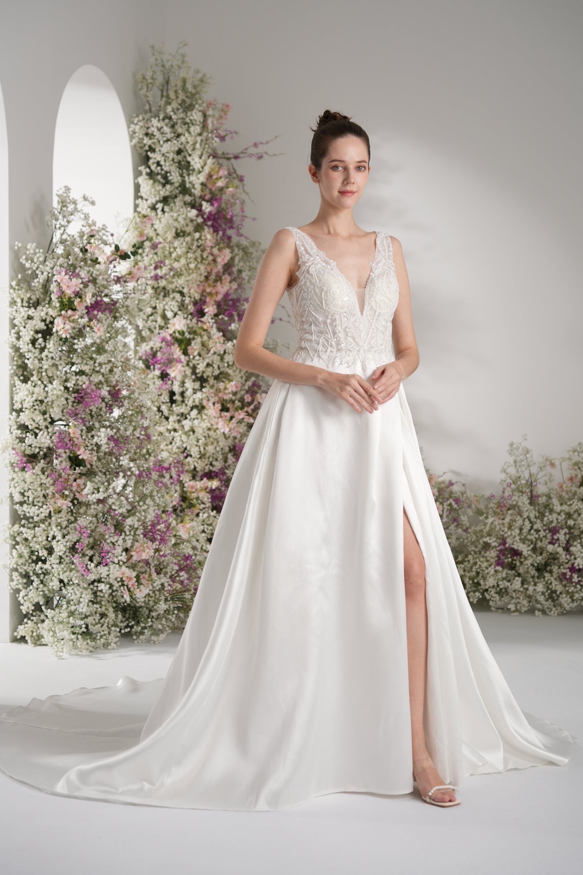 A-line V-neck Sleeveless Beading Lace Elegant Wedding Dress With Court Train