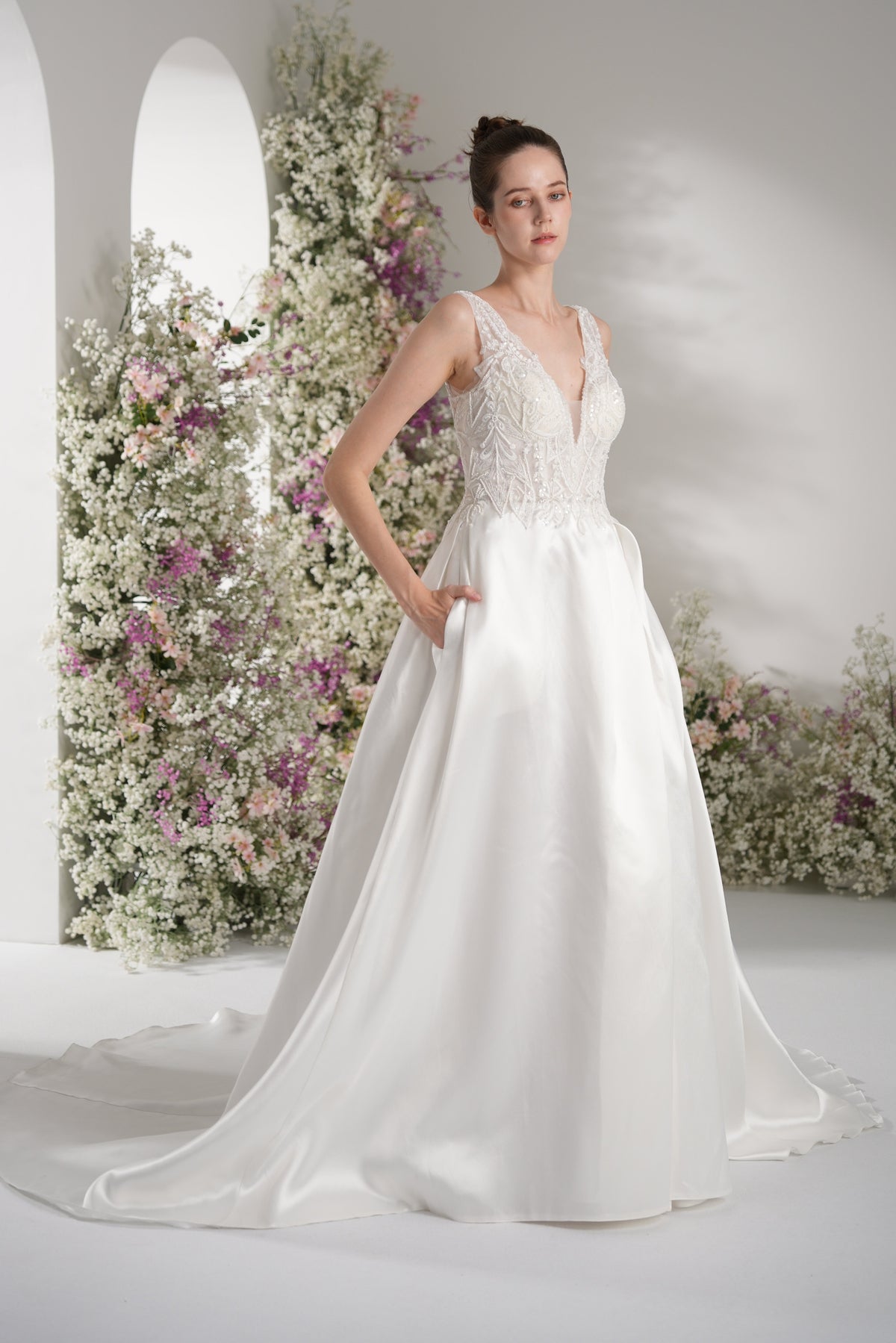 A-line V-neck Sleeveless Beading Lace Elegant Wedding Dress With Court Train