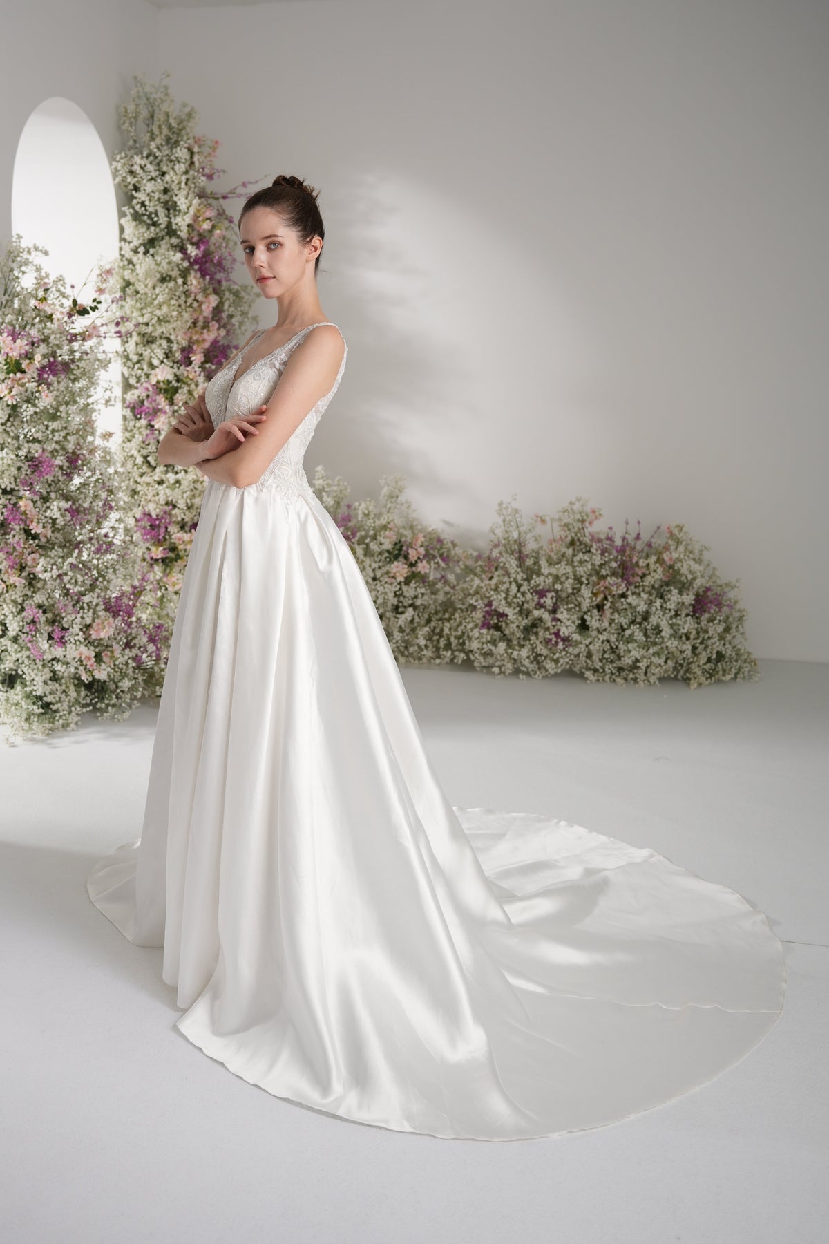 A-line V-neck Sleeveless Beading Lace Elegant Wedding Dress With Court Train