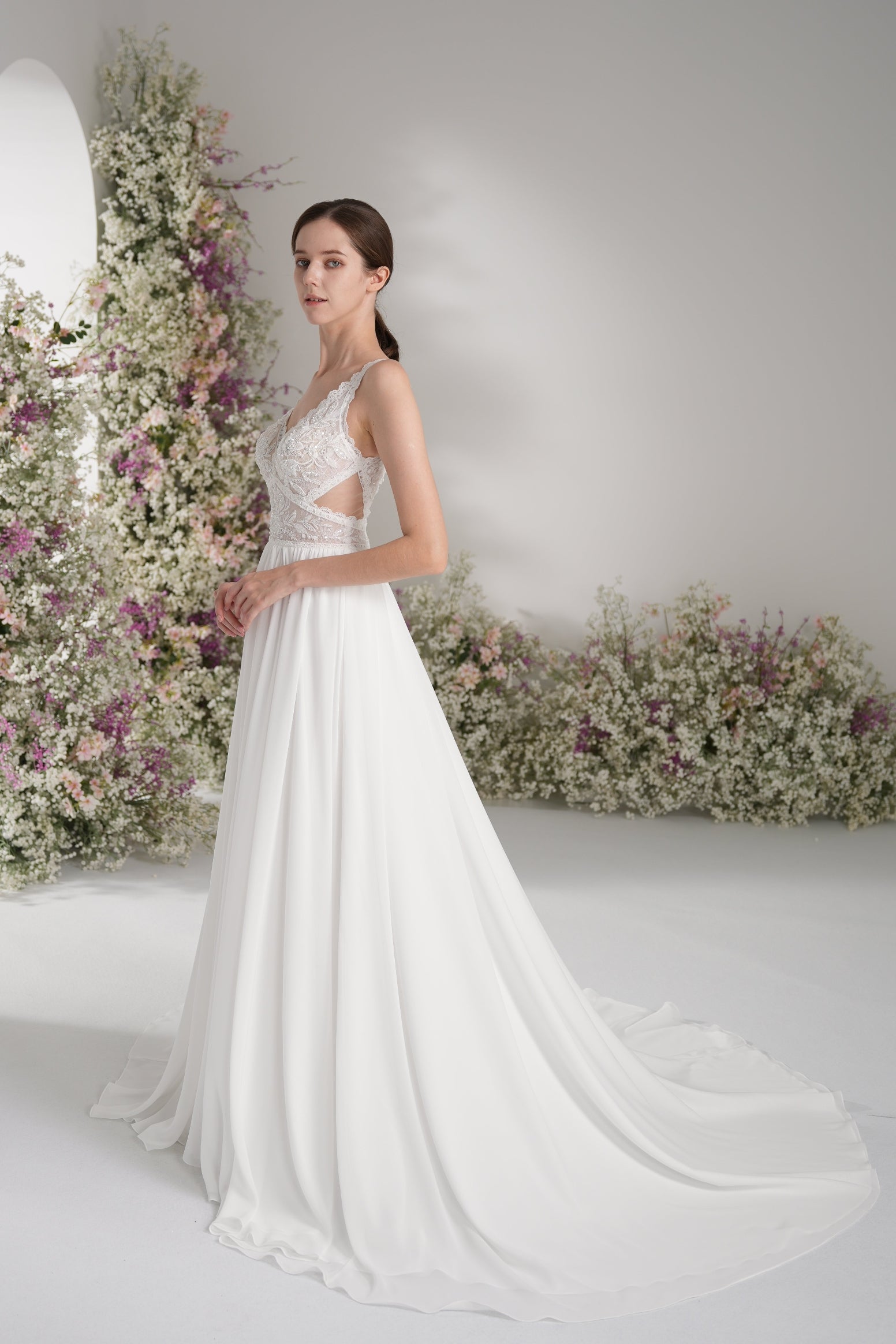 A-line V-neck Sleeveless Luxurious Lace Wedding Dress With Court Train