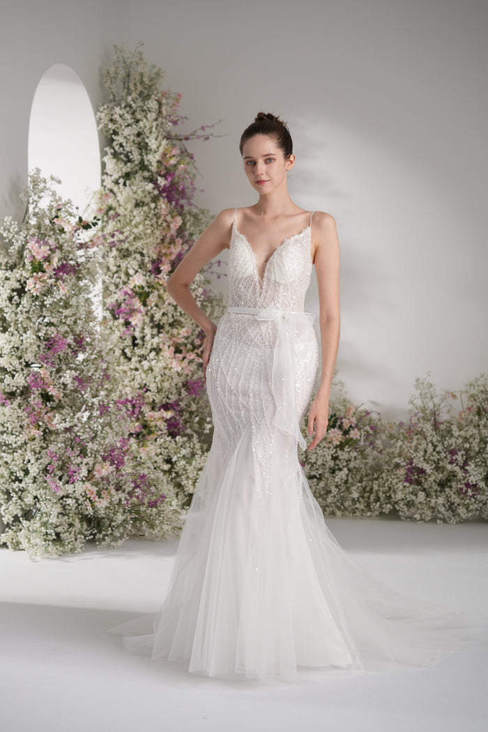 Trumpet/Mermaid Spaghetti Strap V-Neck Beading Tulle Wedding Dress with Court Train