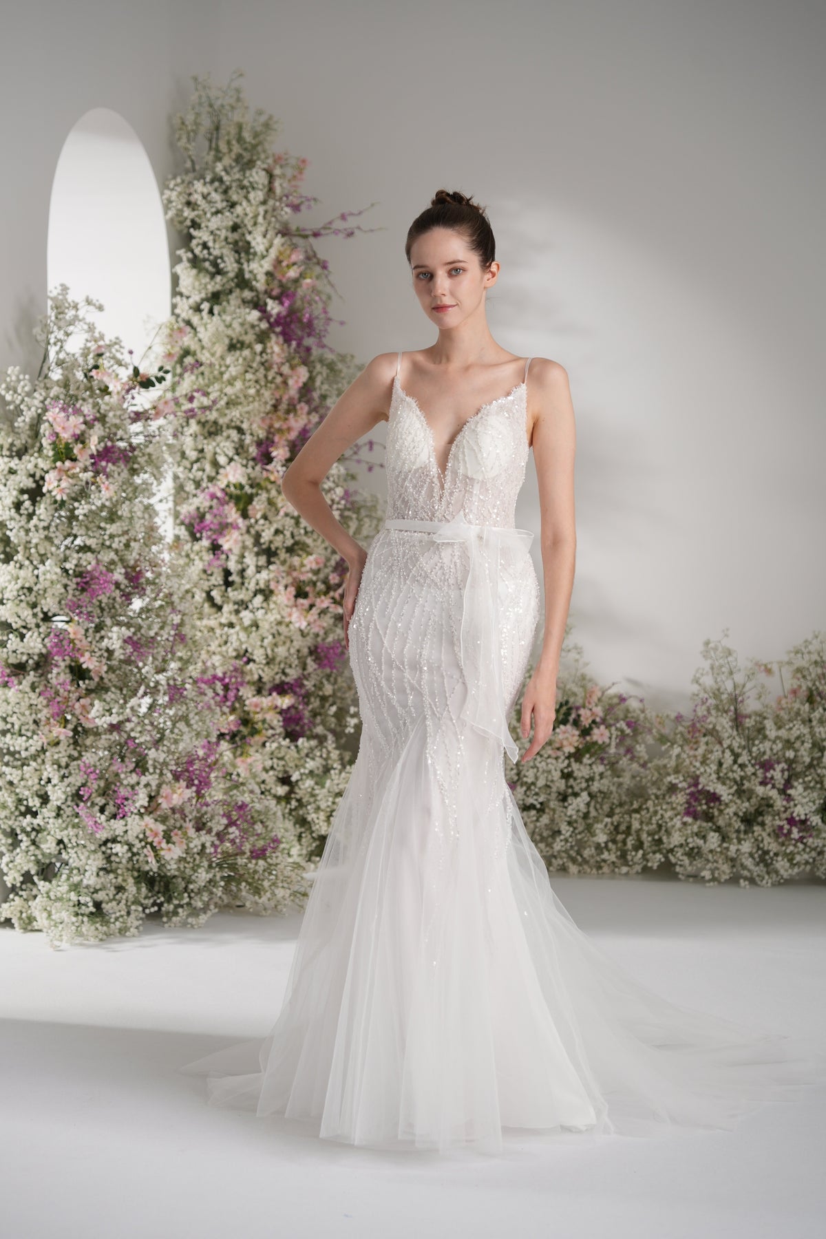 Trumpet/Mermaid Spaghetti Strap V-Neck Beading Tulle Wedding Dress with Court Train