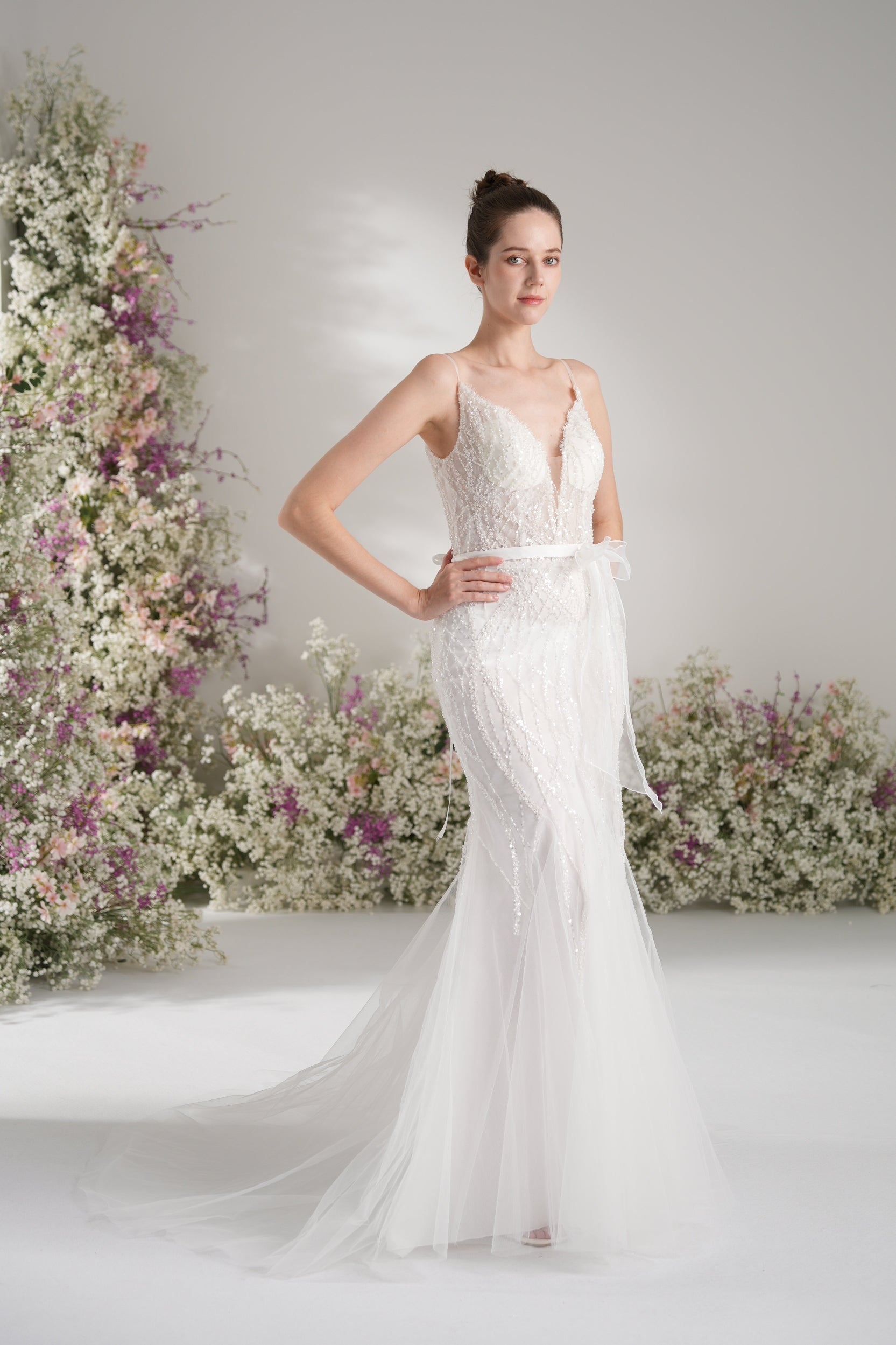 Trumpet/Mermaid Spaghetti Strap V-Neck Beading Tulle Wedding Dress with Court Train