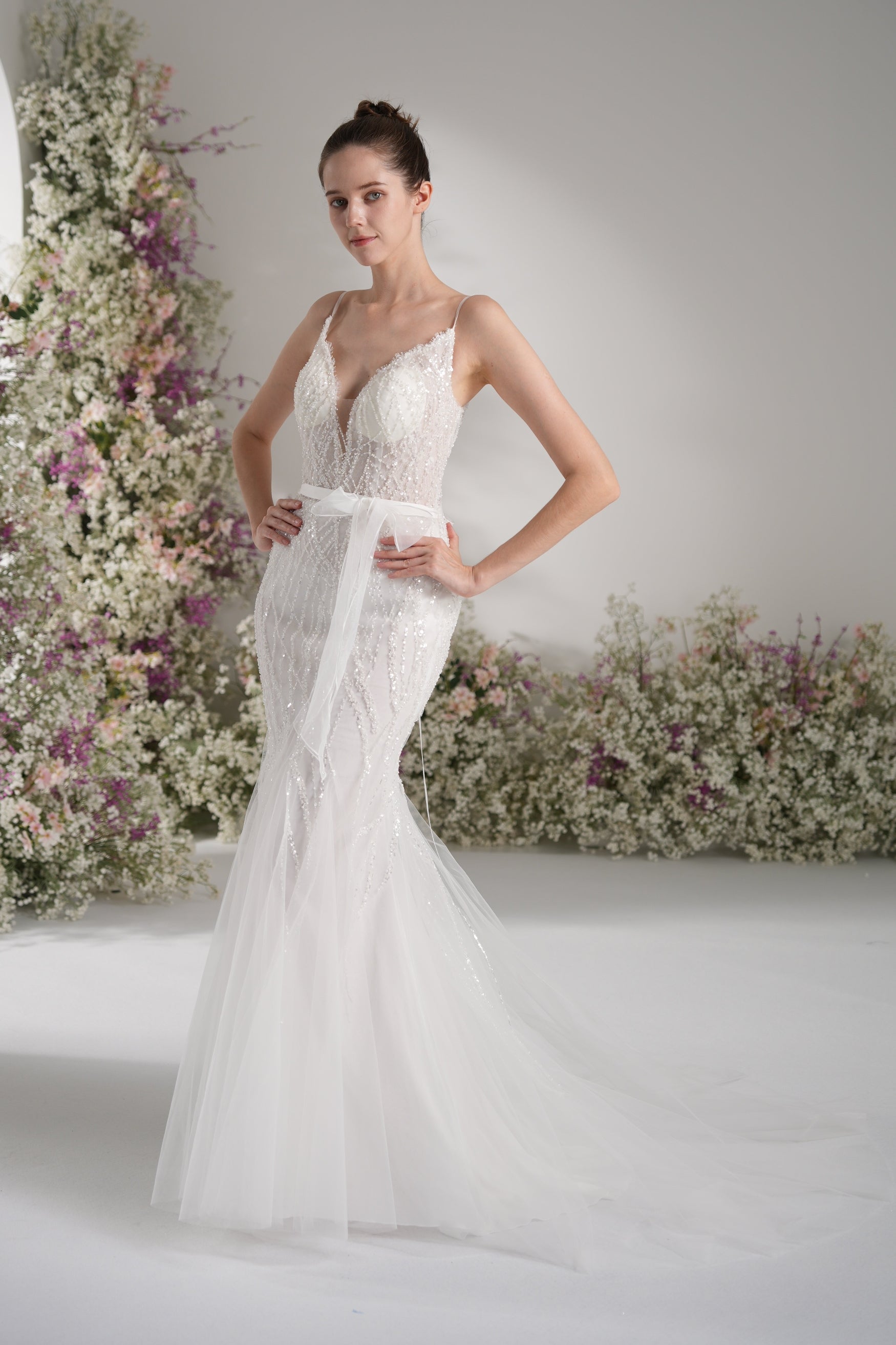 Trumpet/Mermaid Spaghetti Strap V-Neck Beading Tulle Wedding Dress with Court Train