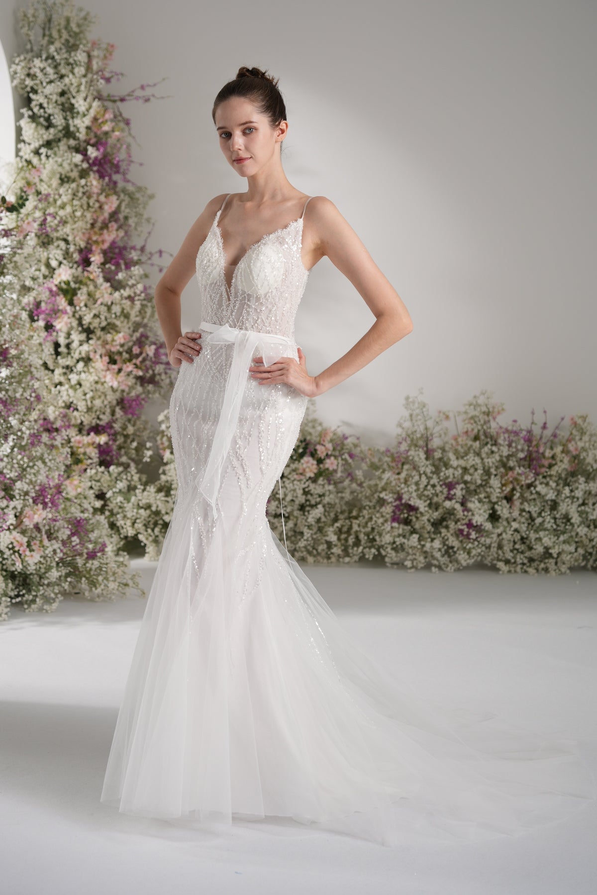 Trumpet/Mermaid Spaghetti Strap V-Neck Beading Tulle Wedding Dress with Court Train